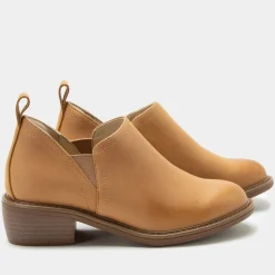 Merle Cognac Burnish Boot